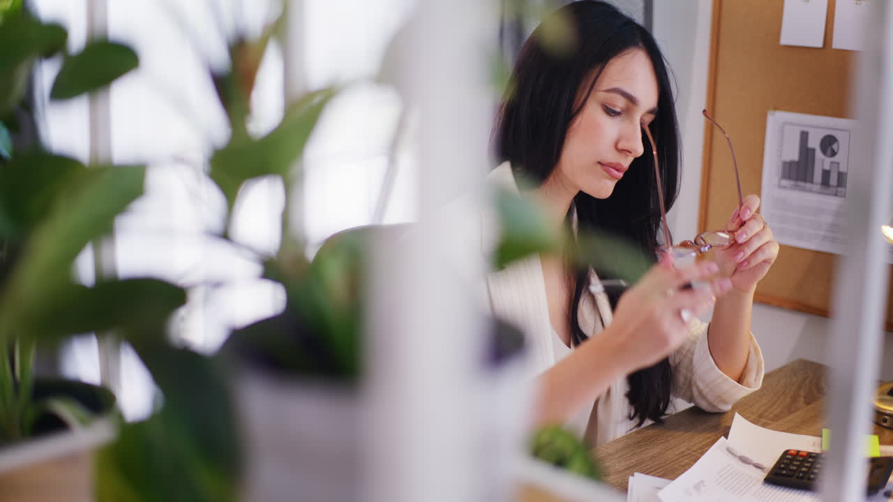 사무실에서 책상에서 일하는 사려 깊고 영감을 받은 사업가