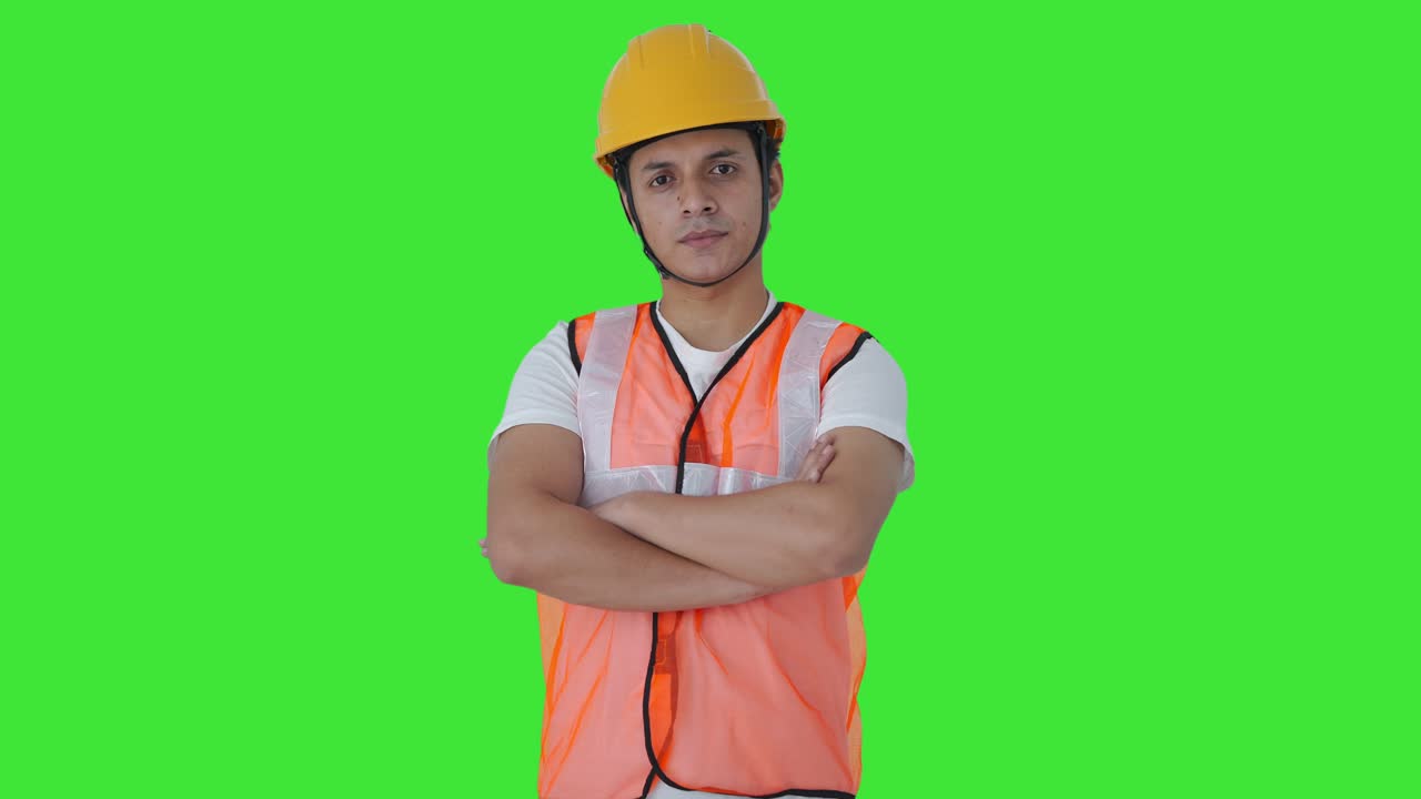 retrato de un trabajador de construcción indio confiado pantalla verde