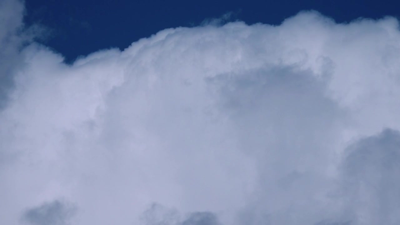 Il cielo azzurro e limpido è coperto da nuvole di pioggia scure. Il secondo movimento delle nuvole. Le nuvole di pioggia stanno avanzando.