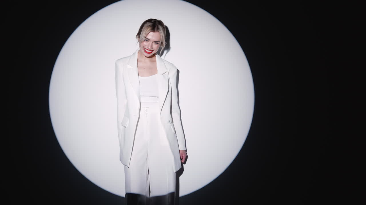 색 사업복을 입은 여자