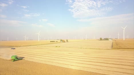 Un-Agricultor-Del-Medio-Oeste-Cosechando-Un-Campo-De-Soja-Con-Una-Cosechadora,-Un-Tractor-Y-Un-Vagón-De-Barrena