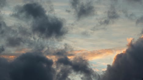 grandes nubes oscuras que se forman durante el atardecer timelapse cielo azul australia maffra gippsland victoria
