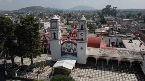 Fliegen-über-Einen-Gartenplatz-In-Richtung-Der-Glocken-Der-Kirche-In-Jalisco-Almoloya