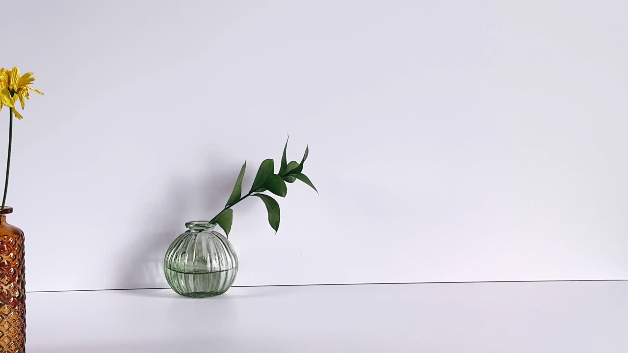 arreglo de flores simple en una superficie blanca