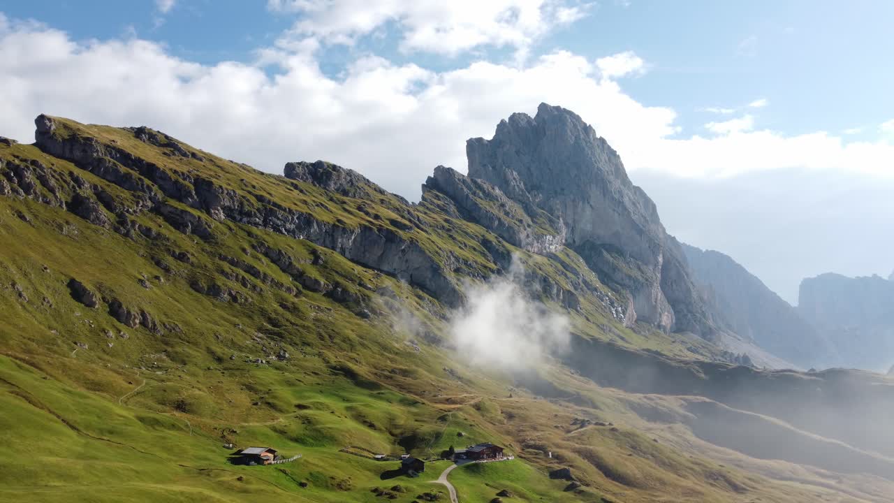 vista aérea de una mañana en las montañas de los dolomitas, italia