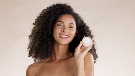 crema facial, cuidado de la piel y mujer negra en el estudio