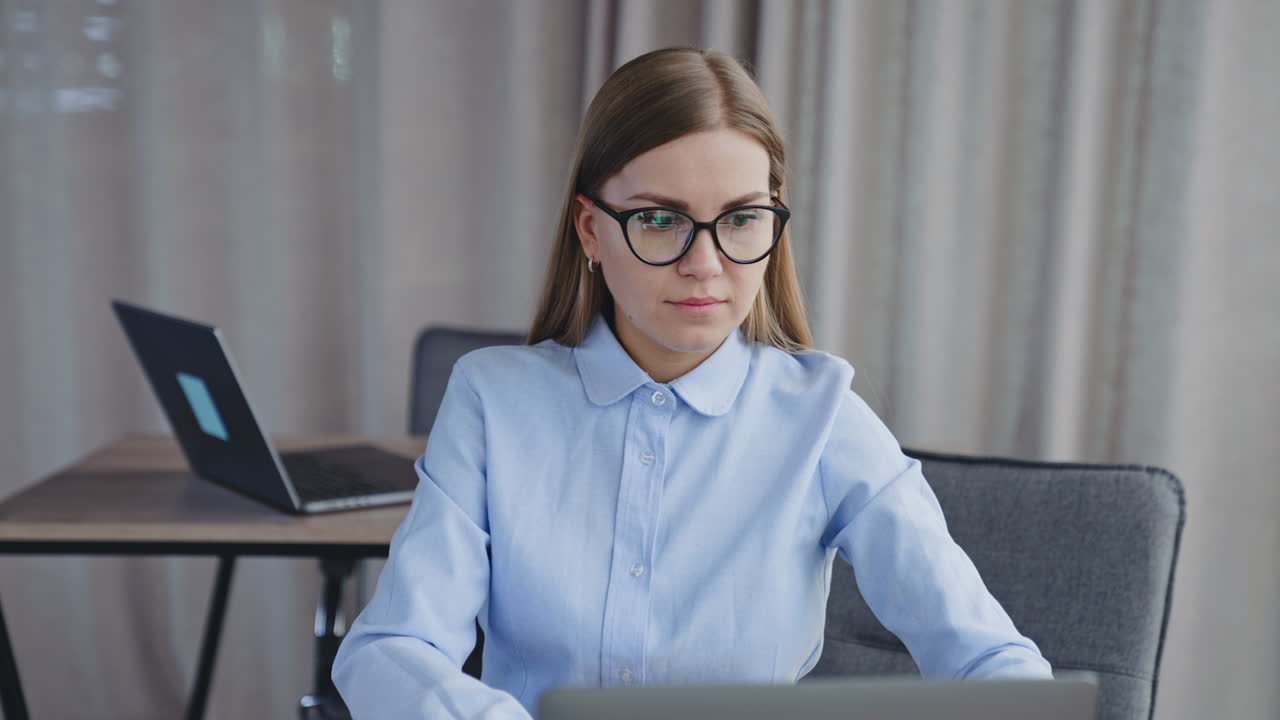 Mujer que trabaja en la computadora portátil