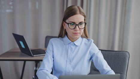 mujer trabajando en computadora portátil