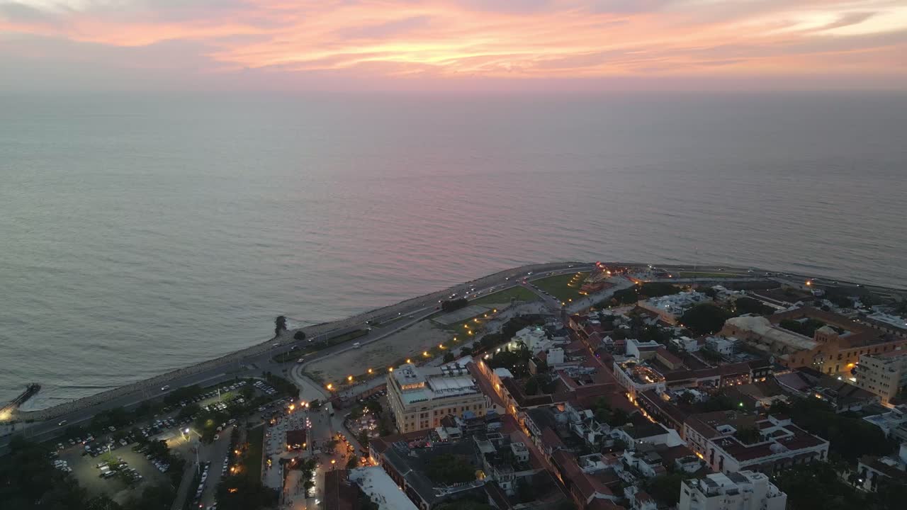 avión no tripulado al atardecer sobre el mar de cartagena colombia, costa histórica de la catedral y paisaje urbano, destino de viaje en américa latina