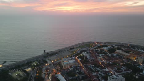 avión no tripulado al atardecer sobre el mar de cartagena colombia, costa histórica de la catedral y paisaje urbano, destino de viaje en américa latina