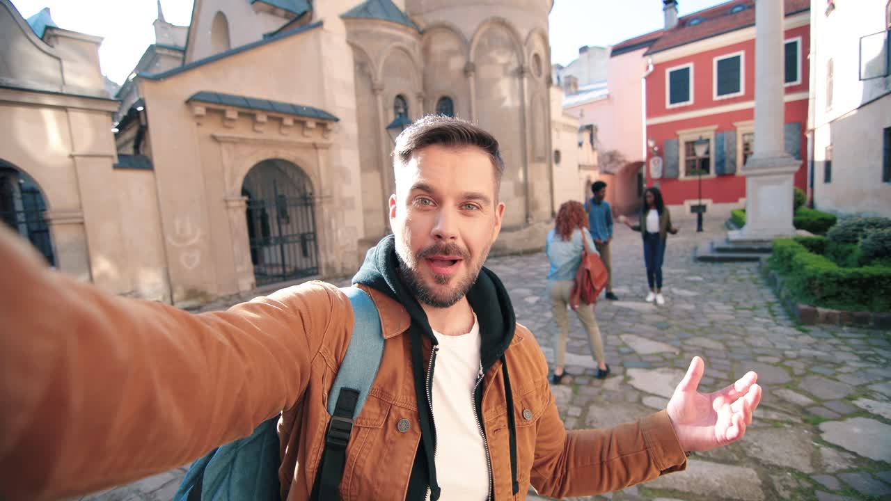 hombre afroamericano sosteniendo un teléfono inteligente y hablando con la cámara