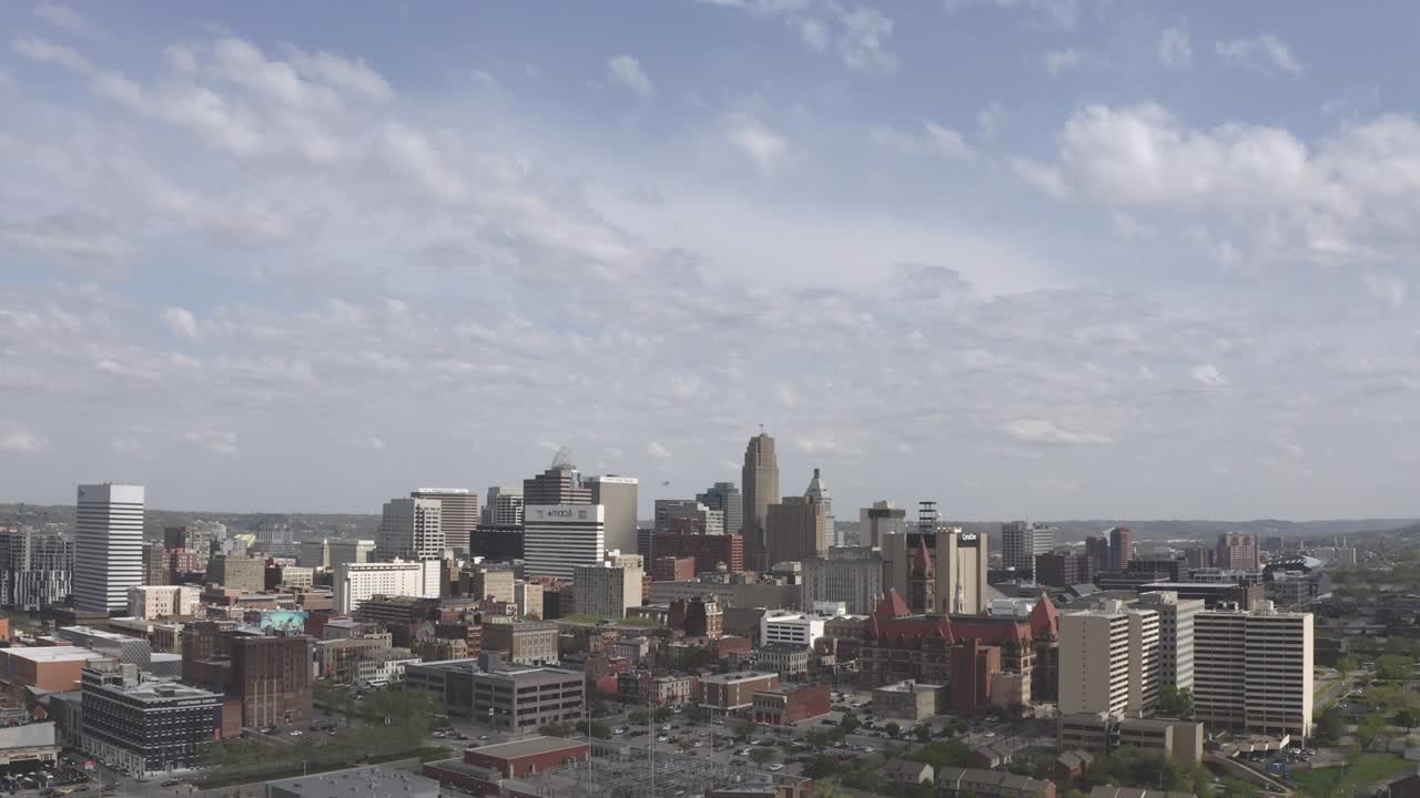 vista aérea del lago erie junto al horizonte del centro de la ciudad de cleveland, ohio
