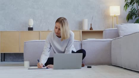 mujer trabajando en una computadora portátil en casa