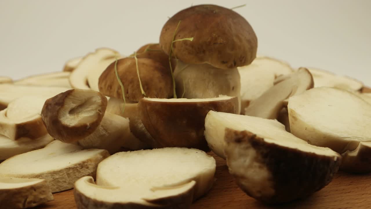 setas porcini enteras y en sección transversal