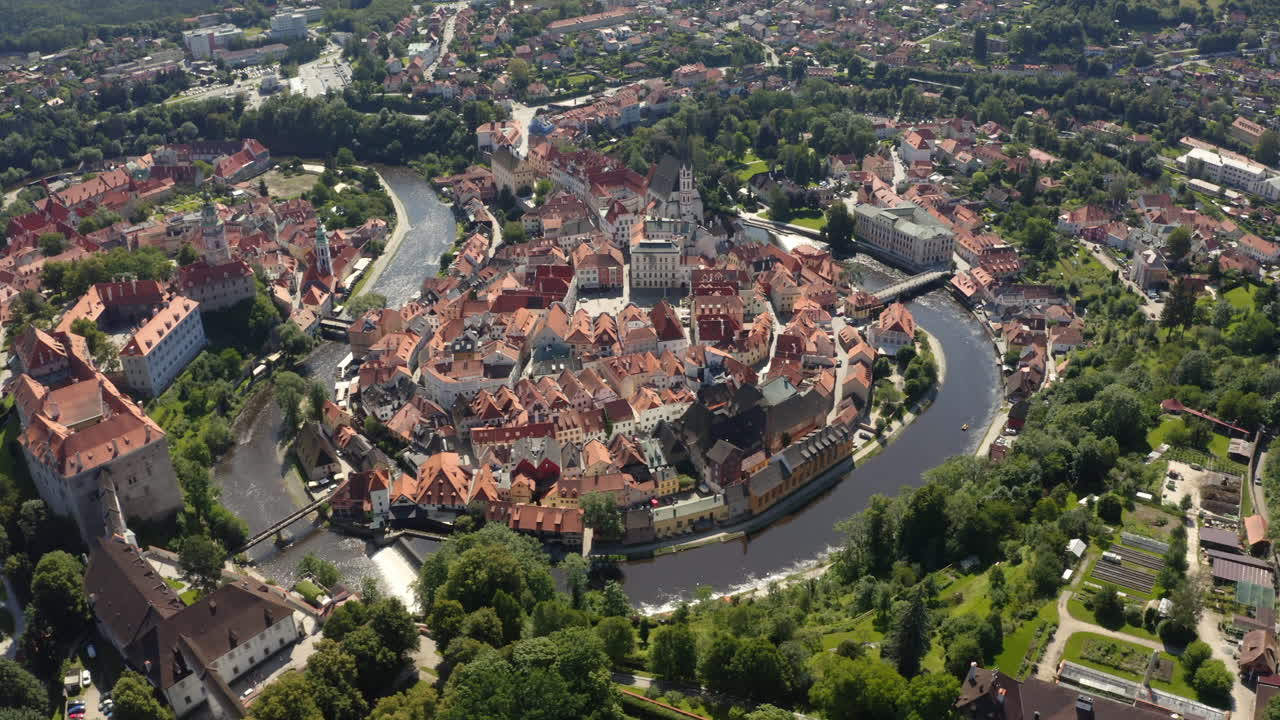 Centro storico di Český Krumlov sull'ansa serpeggiante del fiume Moldava