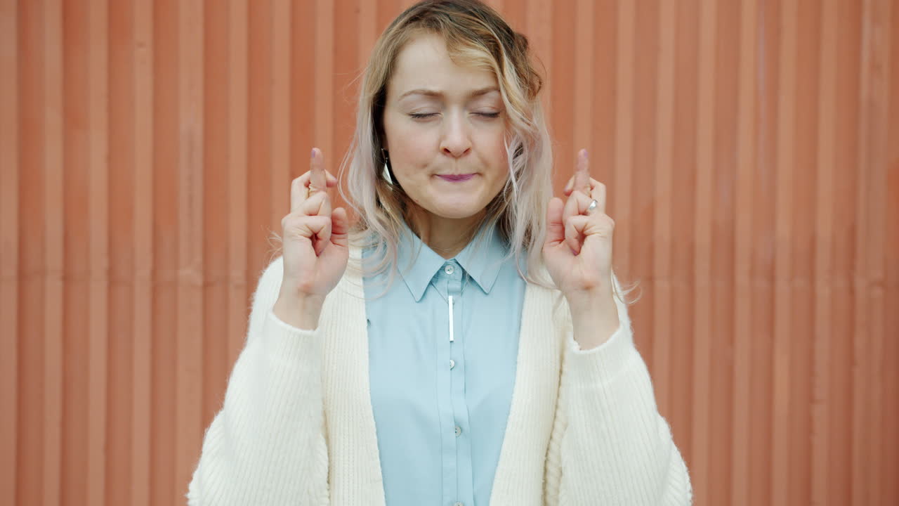 여자 손가락을 맞대고