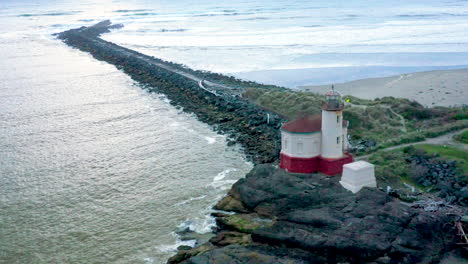 Drone-Acercándose-Lentamente-Al-Faro-Del-Río-Coquille,-Volando-Muy-Bajo-Para-Ver-Bien-El-Edificio