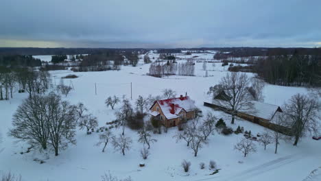 Bauernhaus-Umgeben-Von-Winterschneefall-Aus-Einer-Luftaufnahme-Einer-Drohne