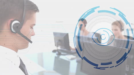 representante de servicio al cliente con auriculares en la oficina a través de la animación de procesamiento de datos