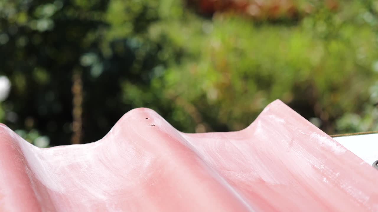 드릴로 지붕 타일을 설치하는 것