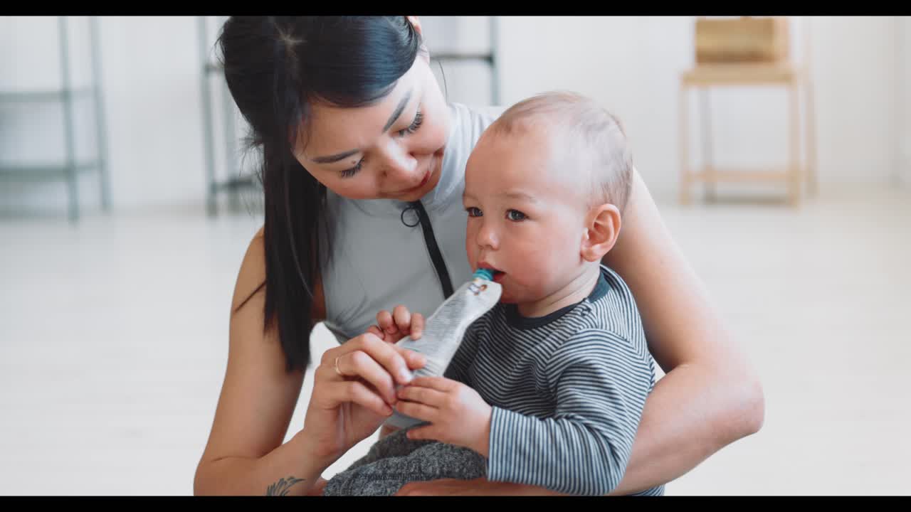 아기 에게 먹이 를 주는 어머니