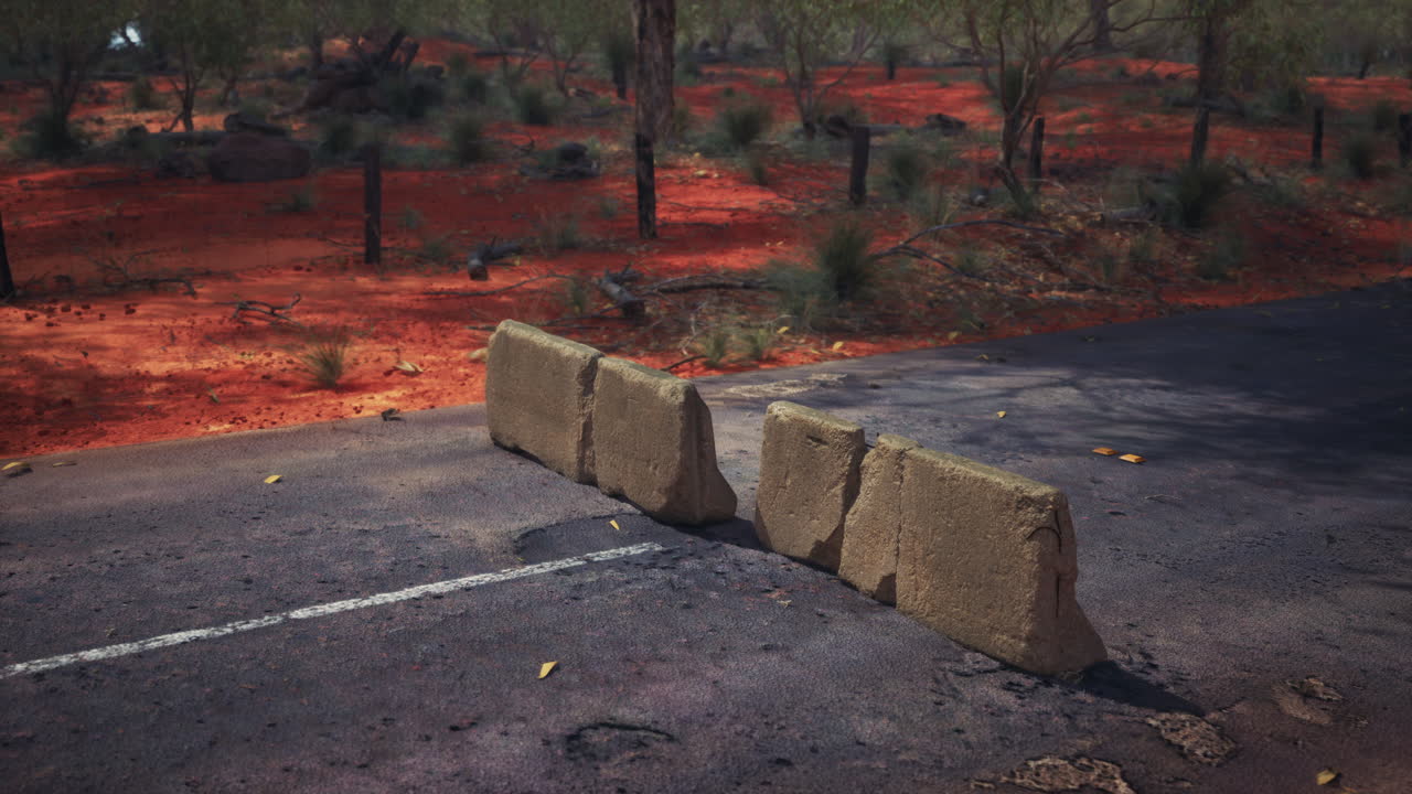 오래된 산화 된 콘크리트 도로 장벽 블록