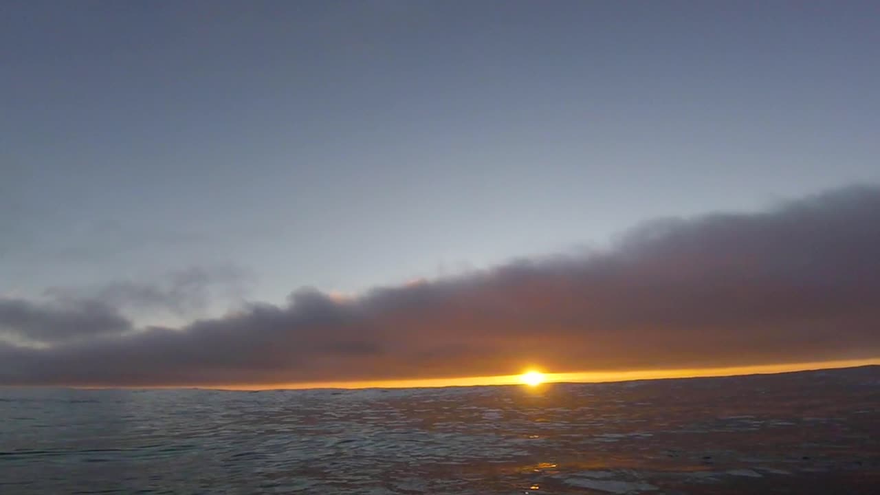 surfista mostrando una increíble puesta de sol con go pro