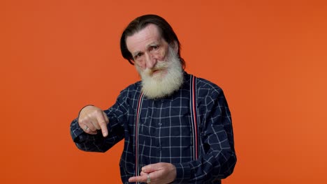 anciano barbudo de cabello gris mirando a la cámara haciendo un gesto telefónico como decir hola me llamas