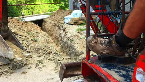 excavación de las alcantarillas de un sitio de construcción privado con una excavadora ligera