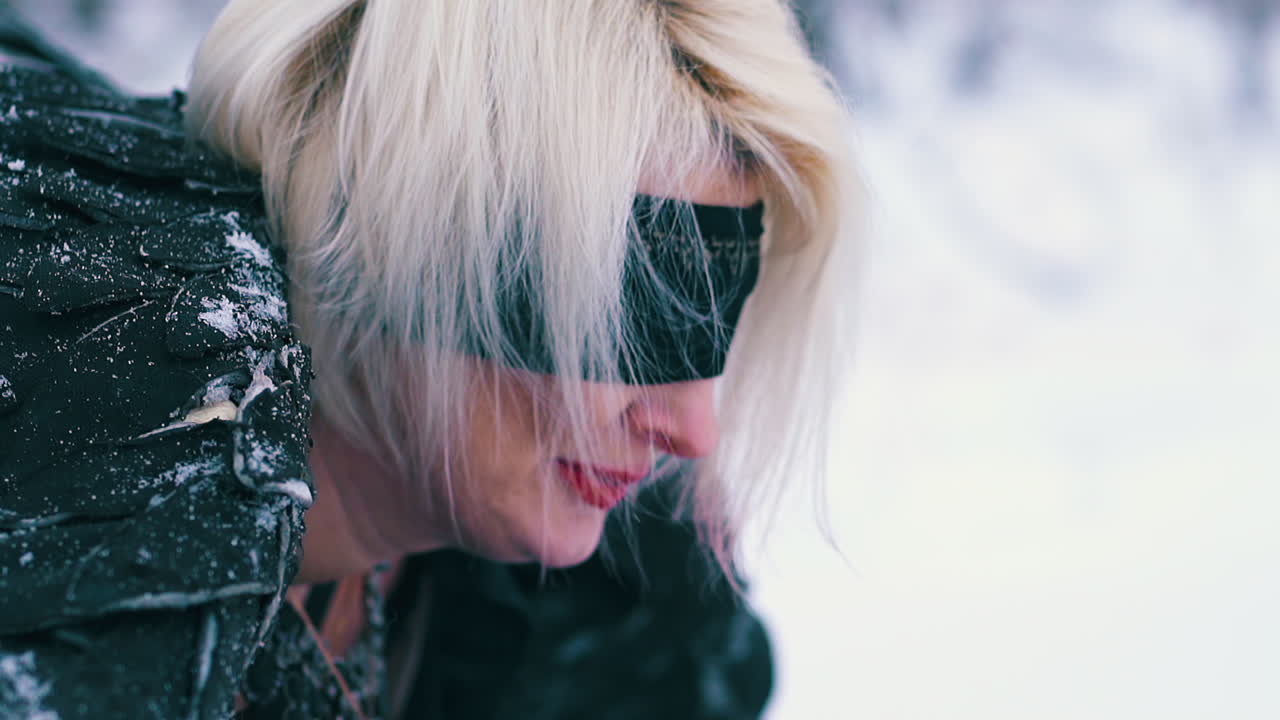 женщина в великолепном платье феникса падает в зимний лес.