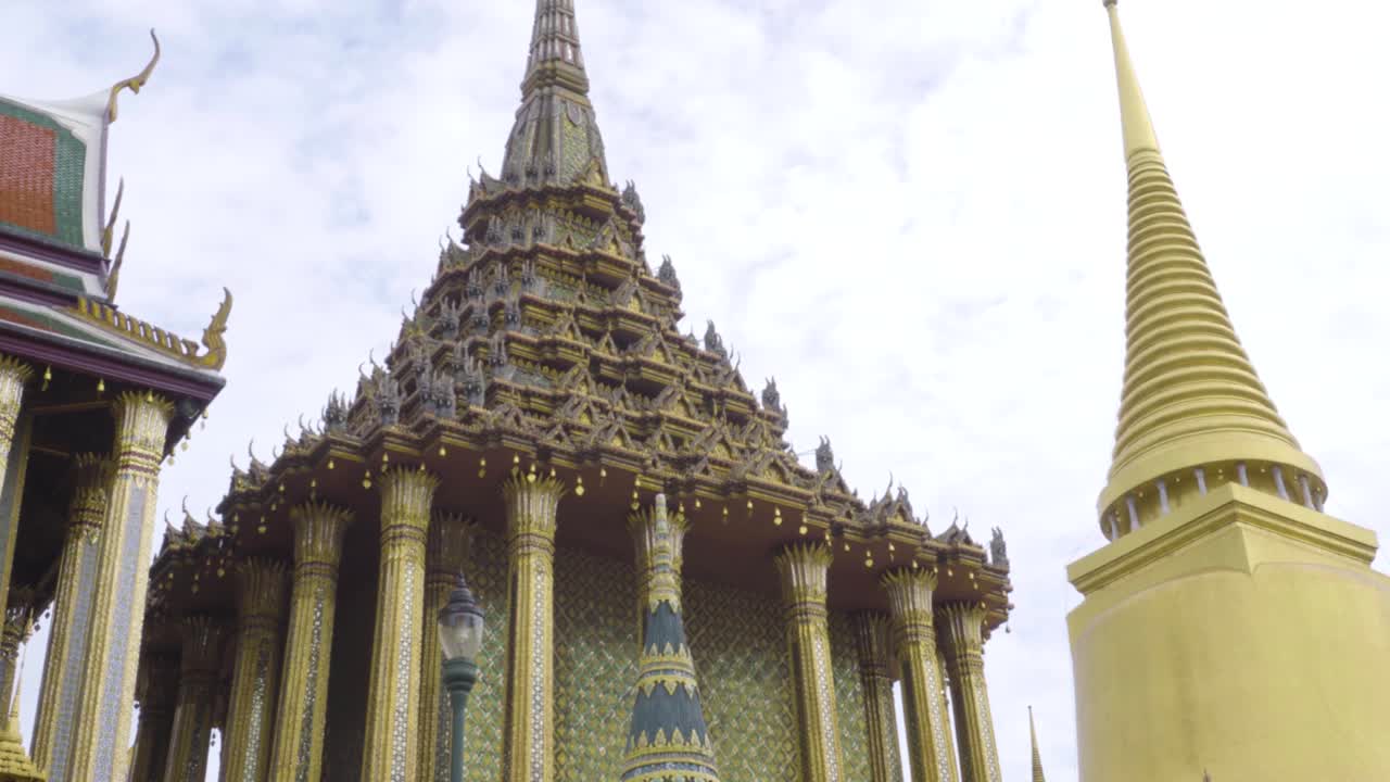 태국 방의  프라 카우 (wat phra kaew) 에 있는 몬도프 (mondop) 와 골든 파고다 (phra sri rattana chedi)