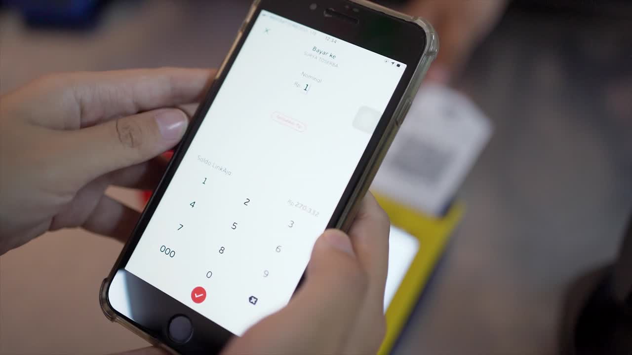 hand utiliza una aplicación de teléfono móvil para escanear un código qr en una tienda y pagar por bienes y servicios