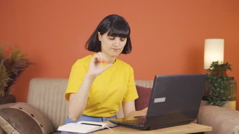 Negative-expression-of-woman-using-laptop.