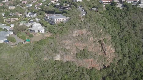 Voranschreitende-Luftaufnahme:-Steile-Klippen-Und-Elegante-Häuser-Von-Knysna-East-Head