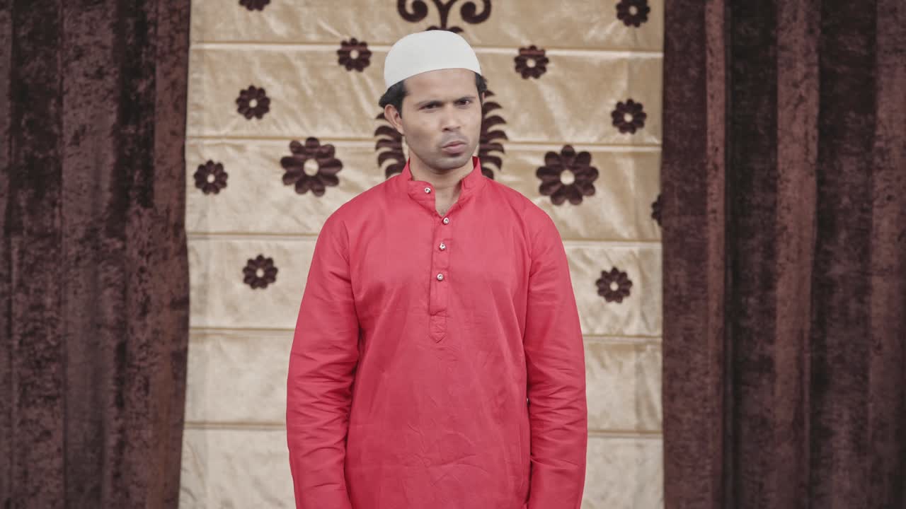 hombre musulmán decepcionado diciendo que no a la cámara