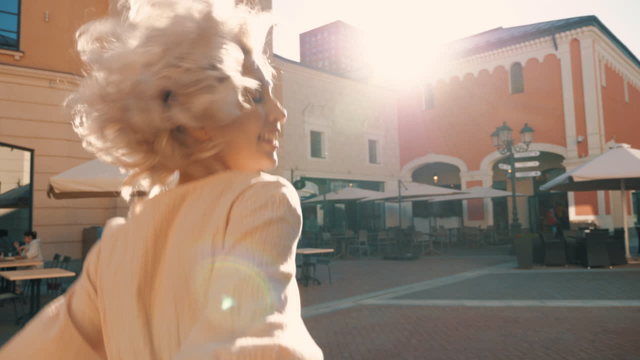 야외에서 행복한 여자