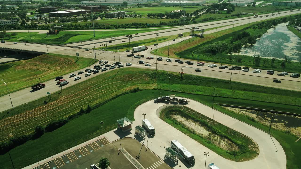 recoger el conductor de la vía más transportista dando vueltas en una estación final de autobuses junto a la interestatal mientras hay pocos autobuses estacionados