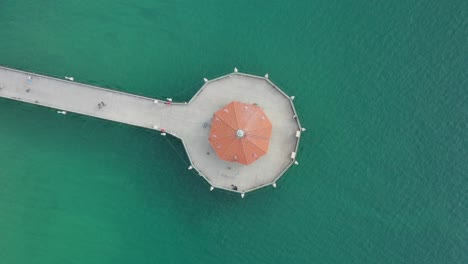 Building-At-The-End-Of-Manhattan-Beach-Pier-Against-Blue-Ocean-In-California,-USA