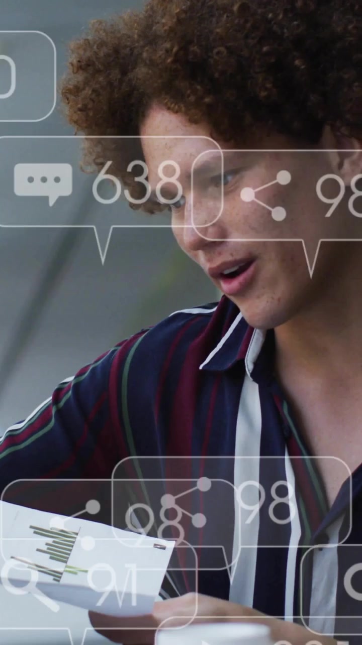 Video verticale: Uomo che solleva un report pubblicitario, leggendo grafici e controllando i KPI mentre dei badge fluttuano sul suo viso.