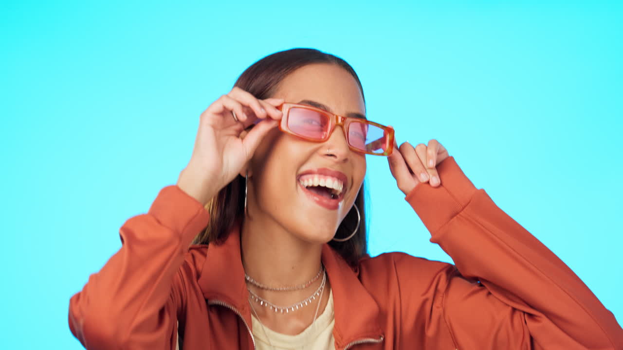 mujer, cara y gafas de sol para la moda para guiñar el ojo