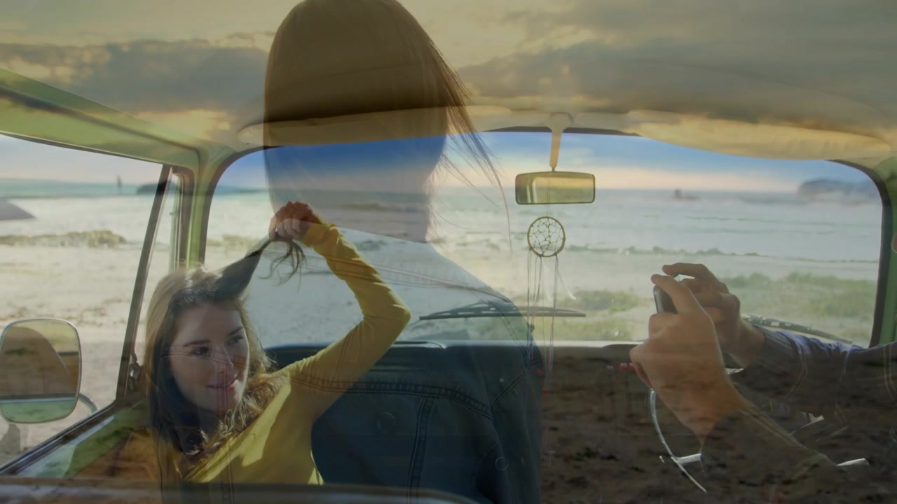 Donna che riposa e si attorciglia i capelli mentre il conducente punta il telefono, creando un effetto fantasma sul parabrezza per contenuti di viaggio.