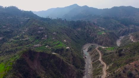 Un-Rio-Entre-Las-Montañas-Y-Un-Camino-Es-Con-El-Rio