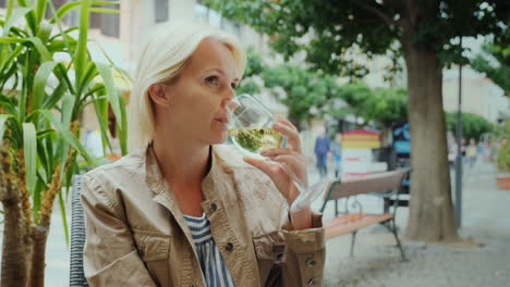 Frau-Trinkt-Wein-Auf-Der-Barterrasse
