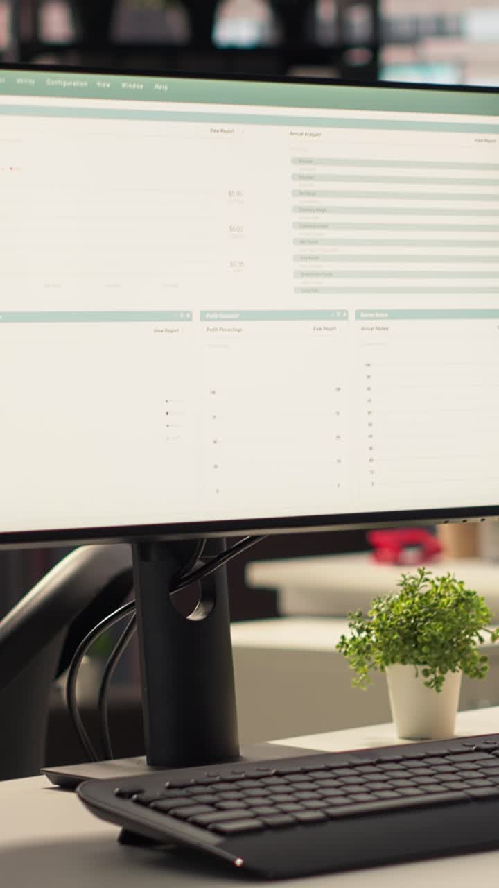 Monitor Komputer Menampilkan Data Keuangan dan Bagan Bisnis di Kantor