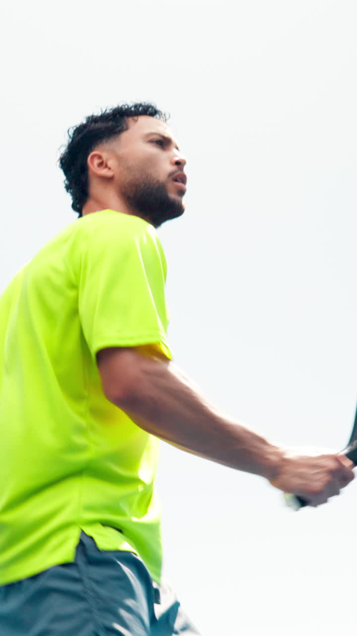 Uomo che gioca a padel con racchetta e palla