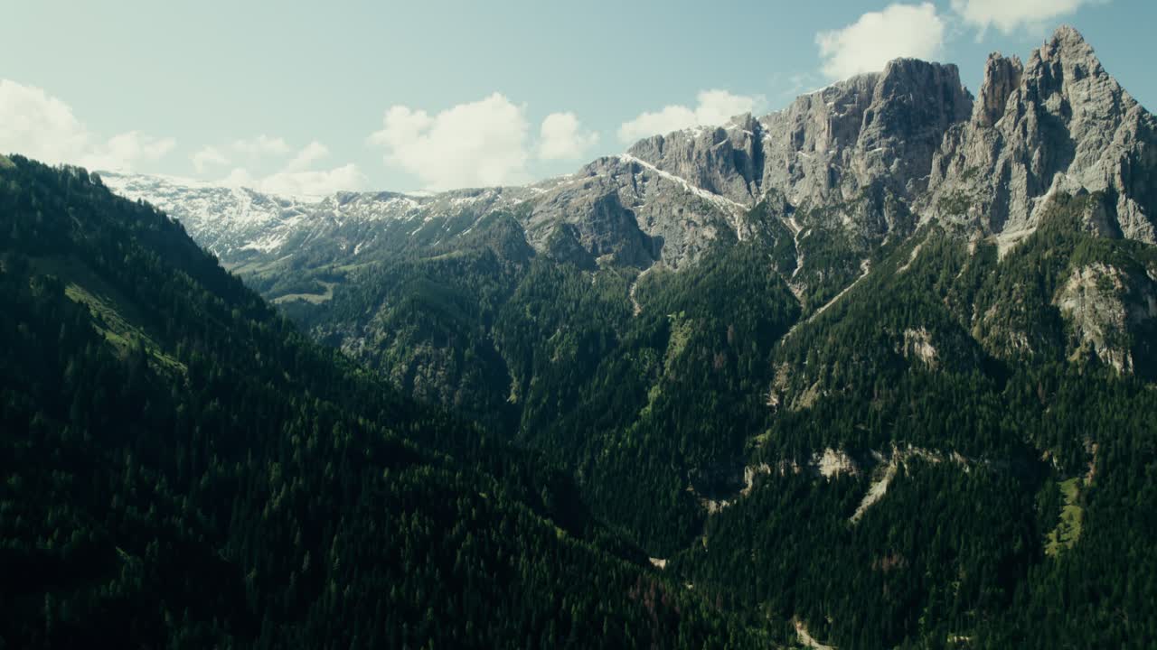 paisaje de valle de montaña alpina