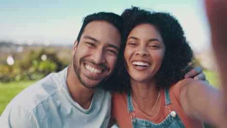 Selfie,-Al-Aire-Libre-Y-Pareja-Con-Amor.