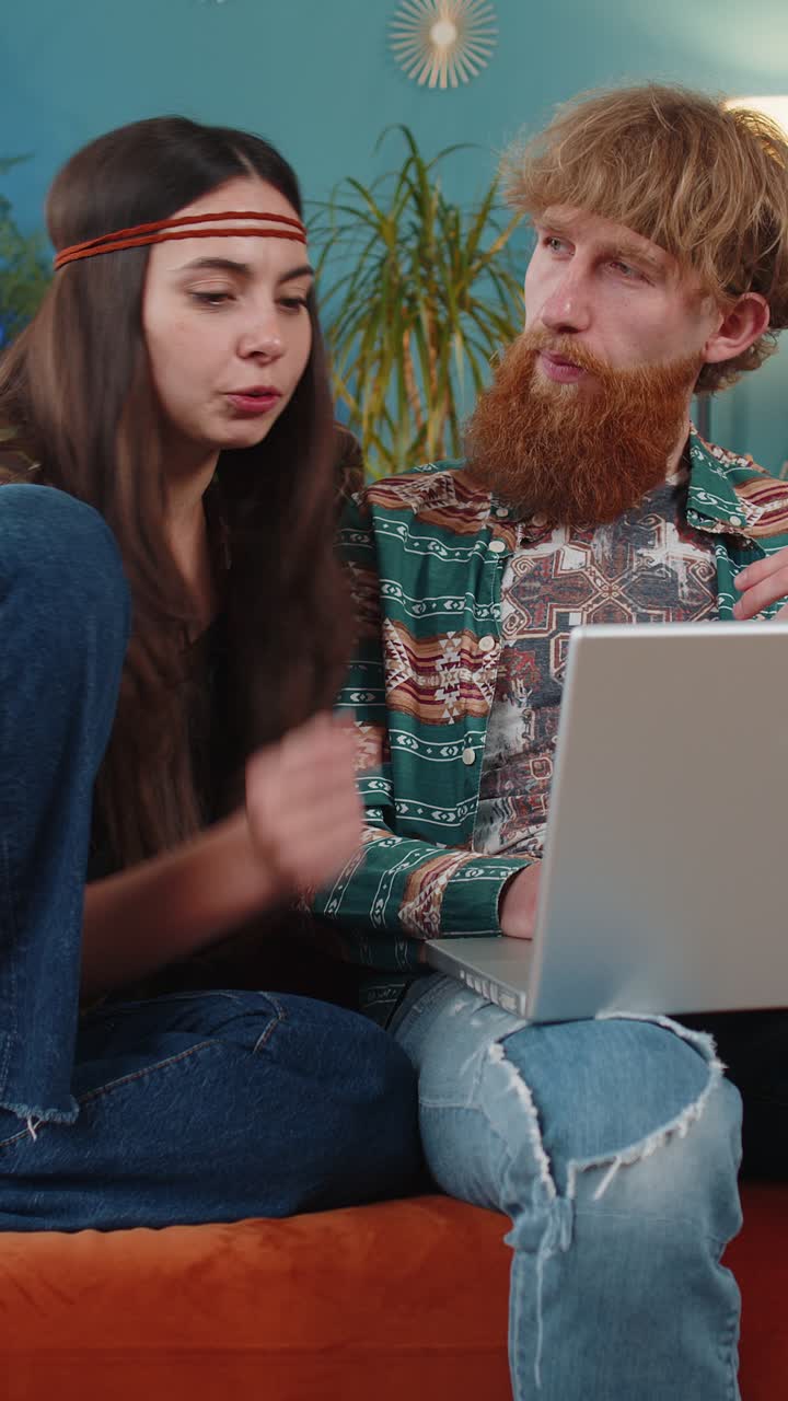 Familie par mand kvinde arbejder på bærbar sender beskeder laver online køb ser film