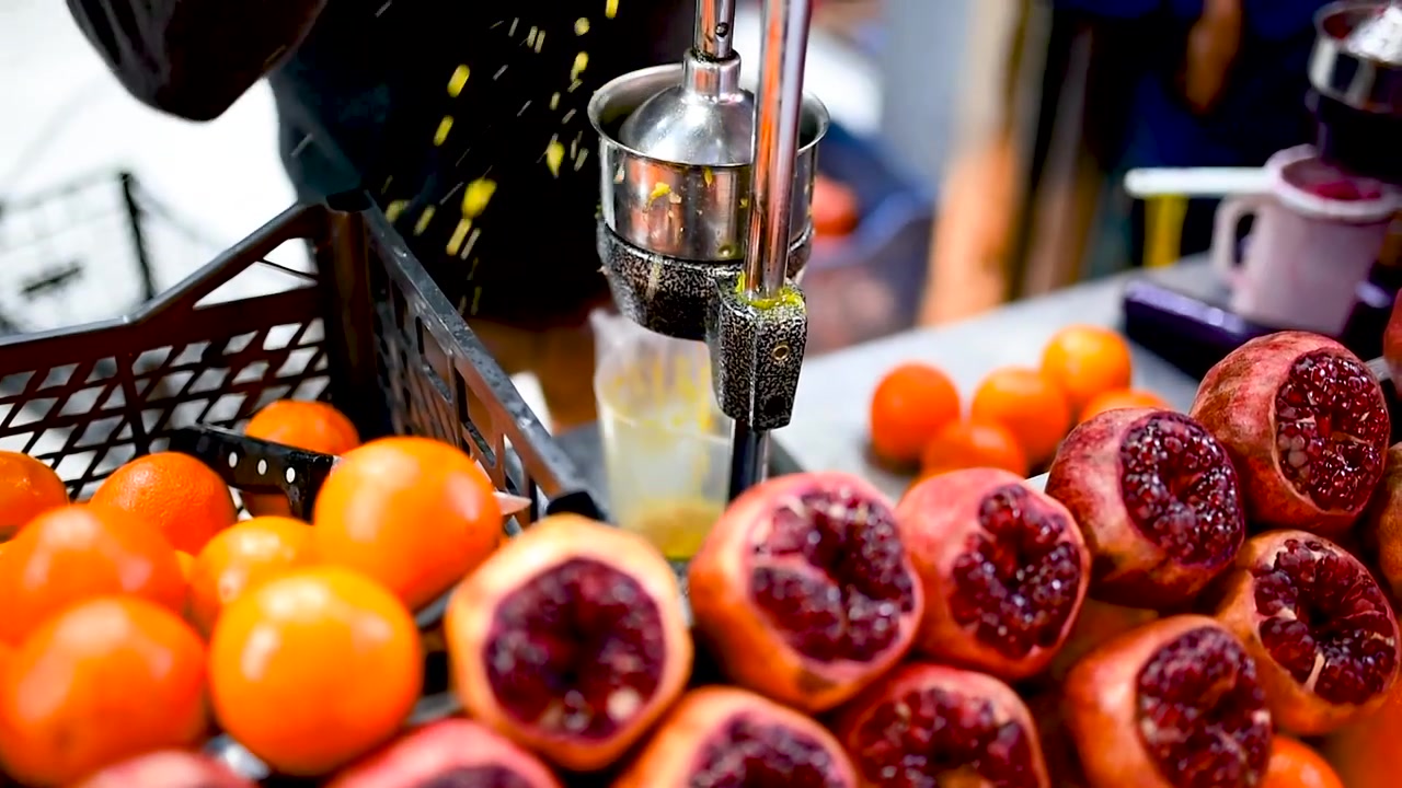 En gadesælger tilbereder frisk juice til kunde i Istanbul, Tyrkiet.