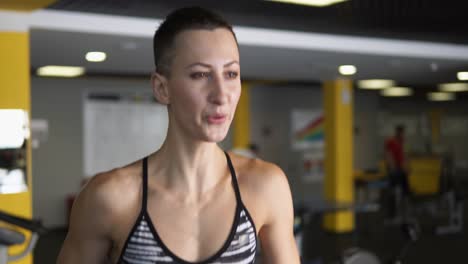 mujer trabajando en la cinta de correr en el gimnasio